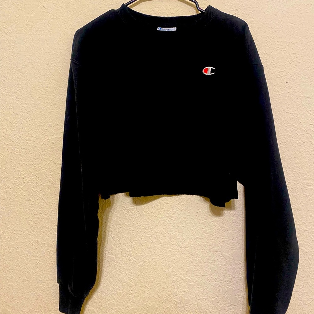 Black cropped Champion sweatshirt. Size small